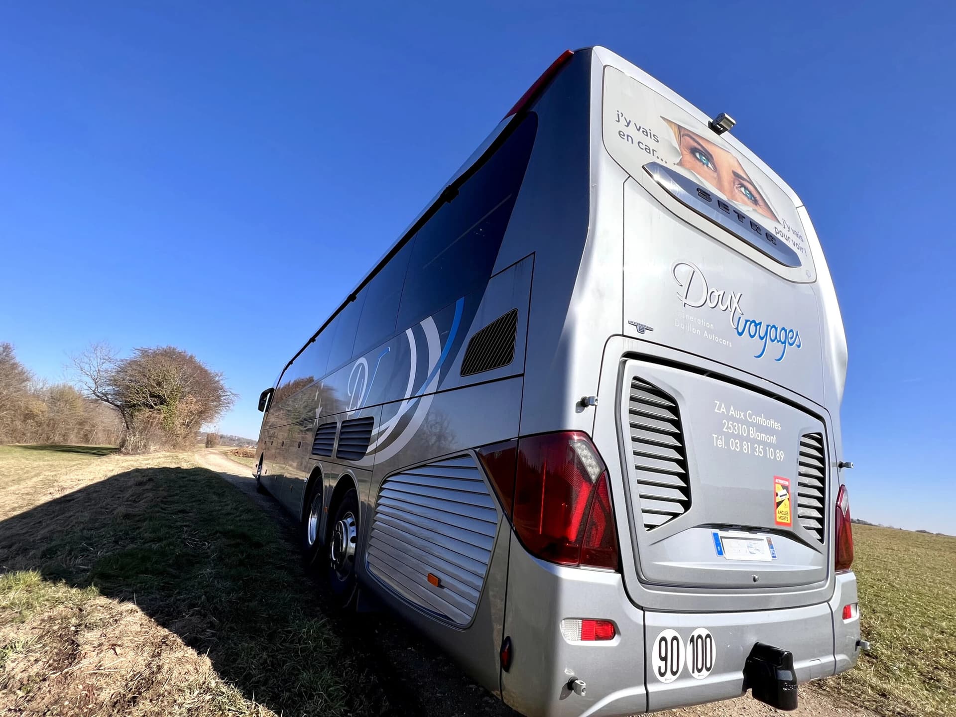 Autocar Doux Voyages — vue extérieure 3