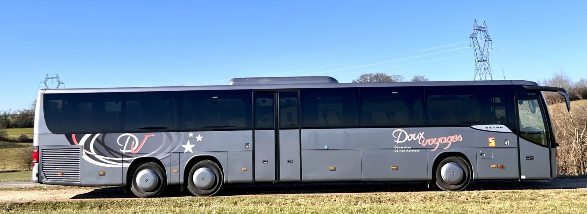 Autocar Doux Voyages — vue latérale